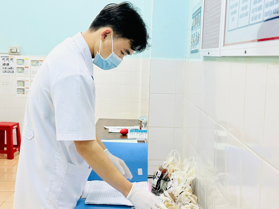 Tình trạng thiếu máu, ảnh hưởng trực tiếp đến công tác cấp cứu và điều trị cho người bệnh (Ảnh: Như Nguyện)