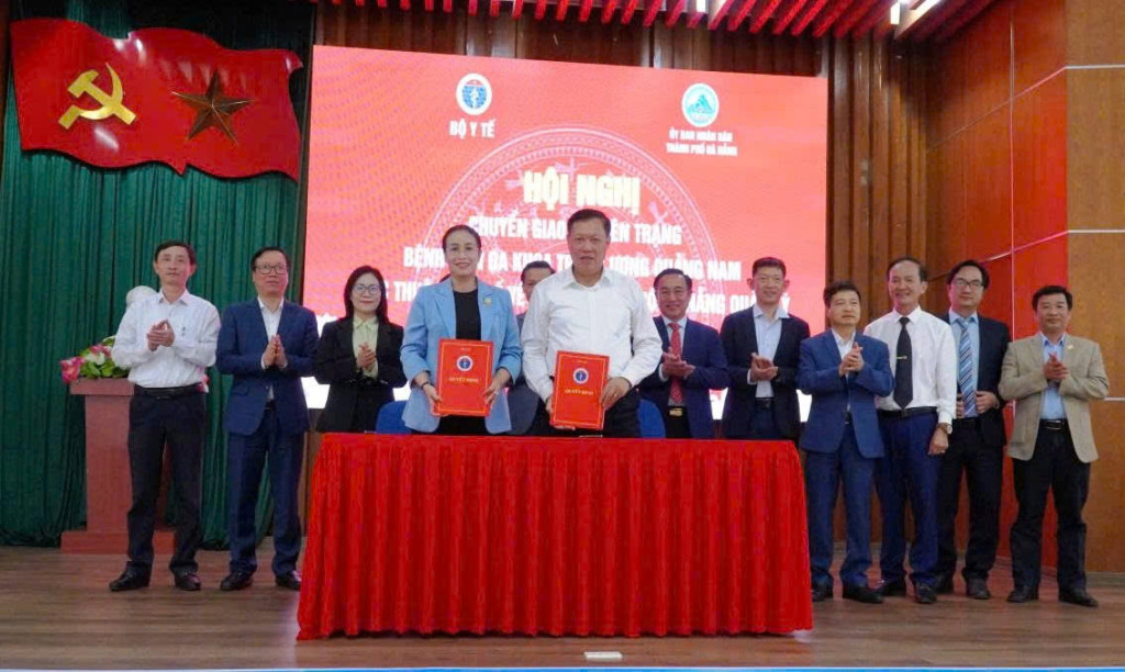 Thứ trưởng Bộ Y tế Đỗ Xuân Tuyên và Phó Chủ tịch UBND TP Đà Nẵng Nguyễn Thị Anh Thi ký Biên bản chuyển giao Bệnh viện Đa khoa Trung ương Quảng Nam