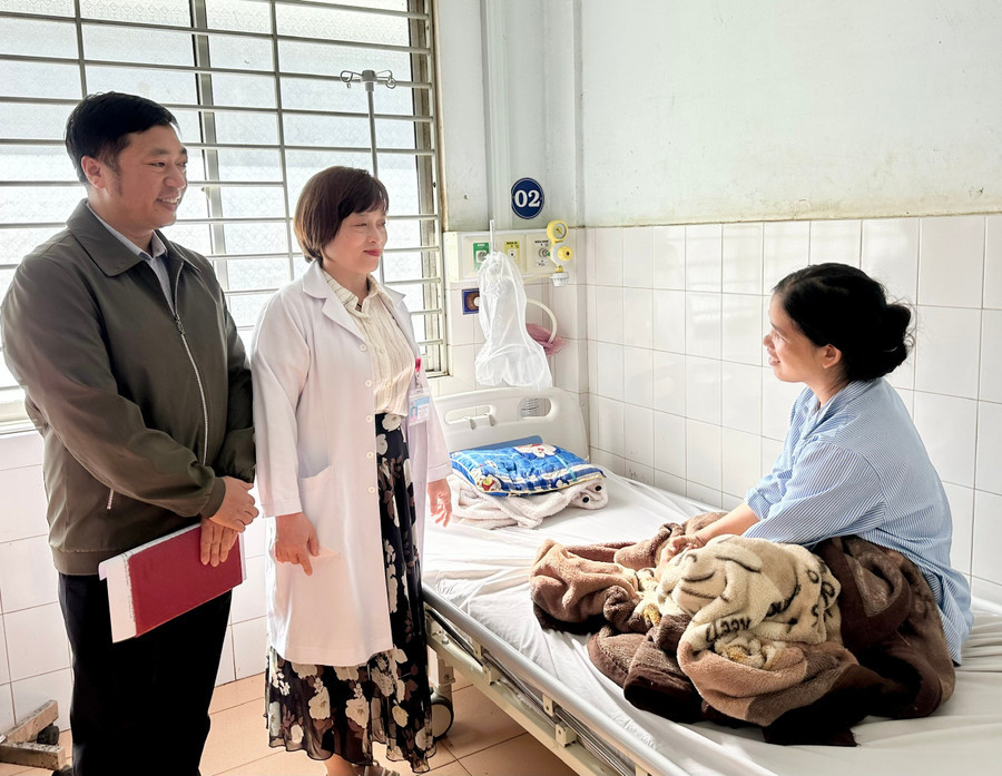 Bác sĩ thăm hỏi bệnh nhân Yĩ (Ảnh: Như Nguyện)