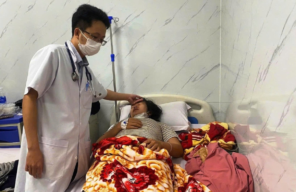 Một bệnh nhân nhập viện điều trị vì ngộ độc sau khi ăn bánh mì từ hệ thống Hồng Vân