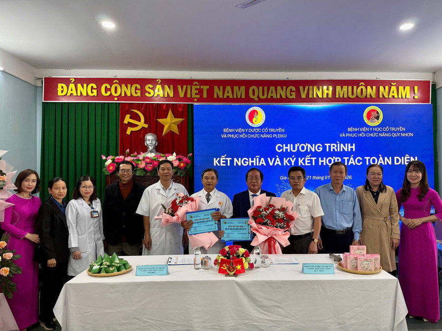 Lãnh đạo 2 bệnh viện ký kết văn bản hợp tác (Ảnh: Hồng Quý)