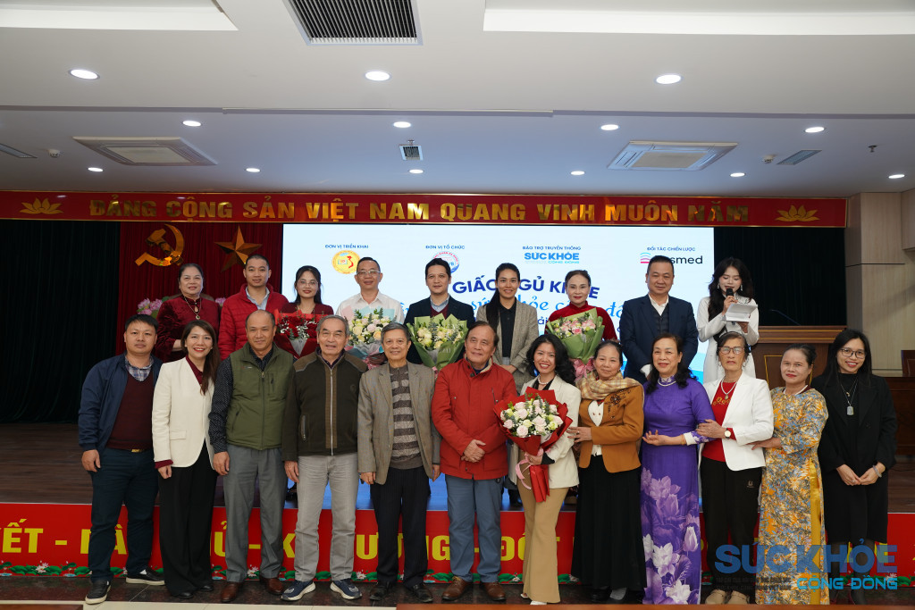 Các đại biểu, các nhà khoa học, chuyên gia và khán giả chụp ảnh kỷ niệm sau chương trình