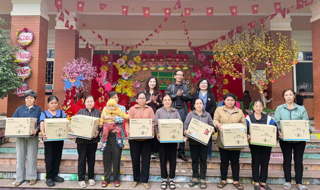 Những món quà Tết của Hội đã sưởi ấm trái tim của những mẹ, những dì và cả trẻ tại Làng SOS Quy Nhơn (Ảnh: D.L)