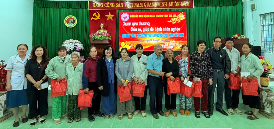 Tặng quà cho bệnh nhân tại Bệnh viện Y học cổ truyền và Phục hồi chức năng Quy Nhơn (Ảnh: D.L)
