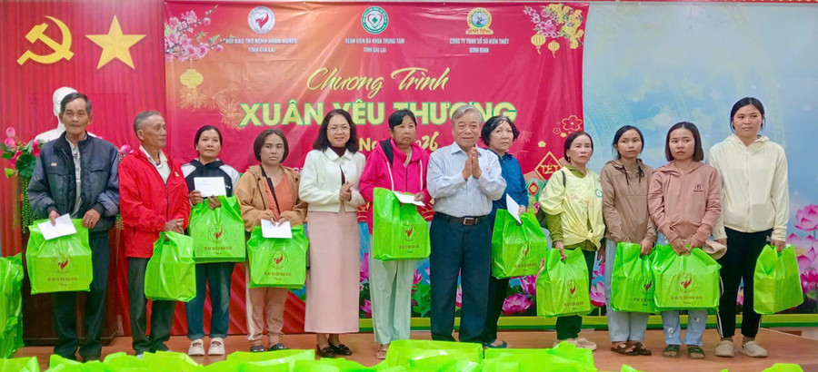 “Xuân yêu thương” mang đến niềm vui cho các bệnh nhân đang chạy thận tại Bệnh viện Đa khoa Trung tâm tỉnh Gia Lai (Ảnh: D.L)