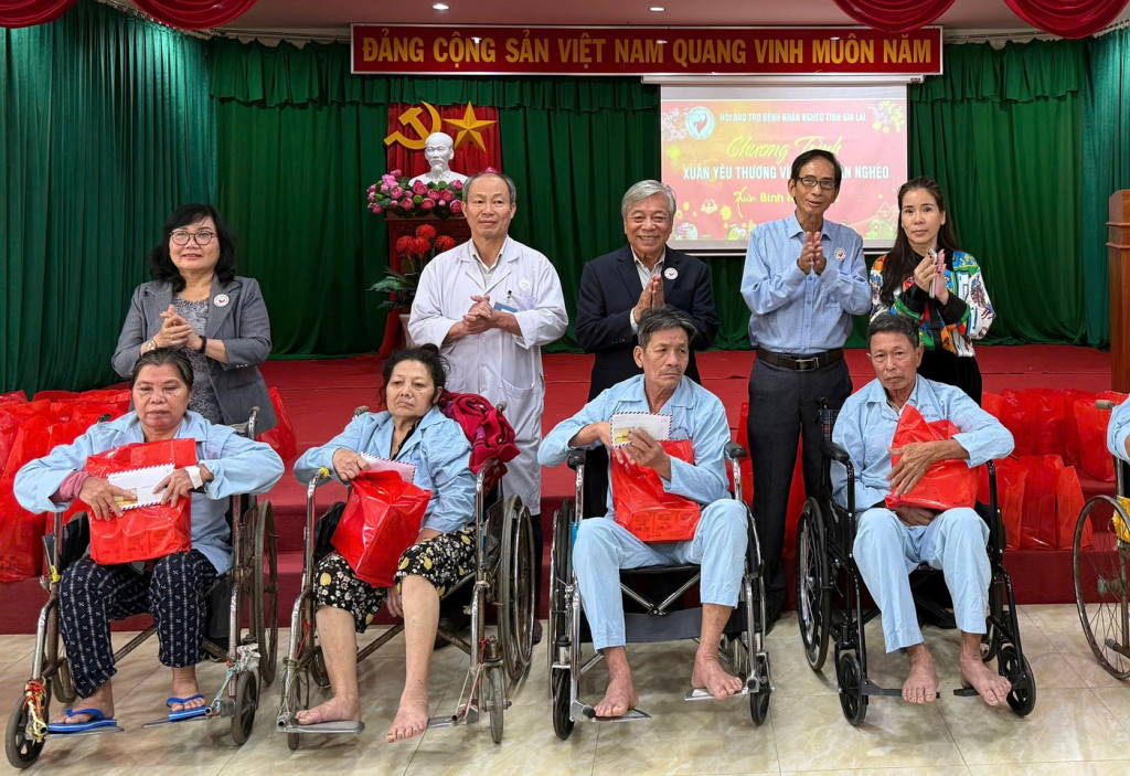 Tặng quà cho bệnh nhân tại Bệnh viện Chỉnh hình - Phục hồi chức năng Quy Nhơn (Ảnh D.L)