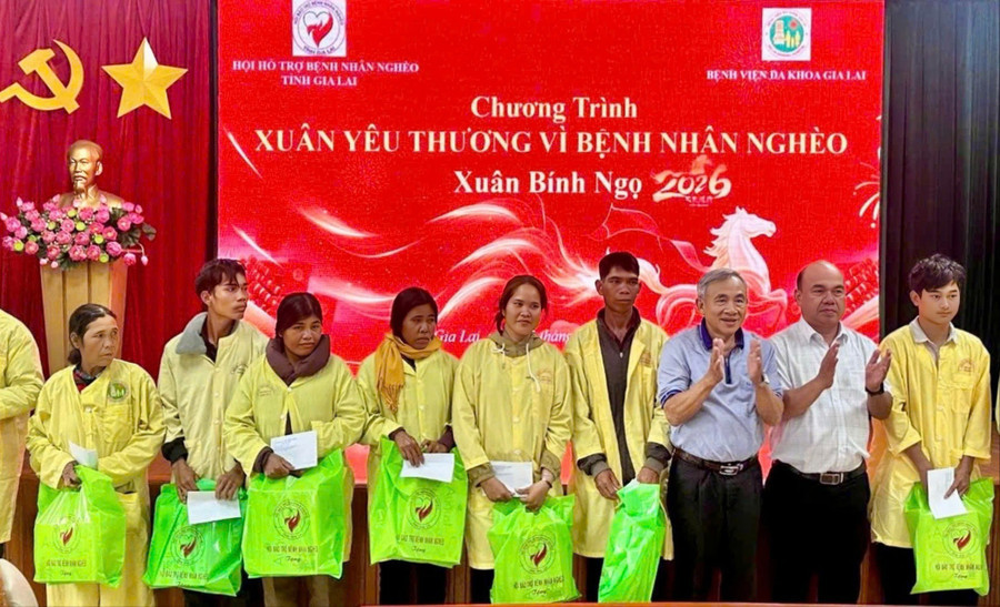Tặng quà Tết cho bệnh nhân đang điều trị tại Bệnh viện Đa khoa Gia Lai (Ảnh: ĐVCC)