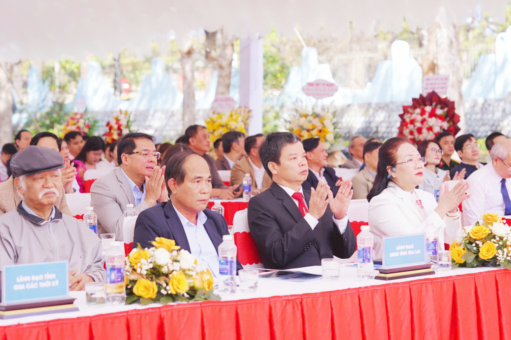 Các đại biểu dự lễ khởi công