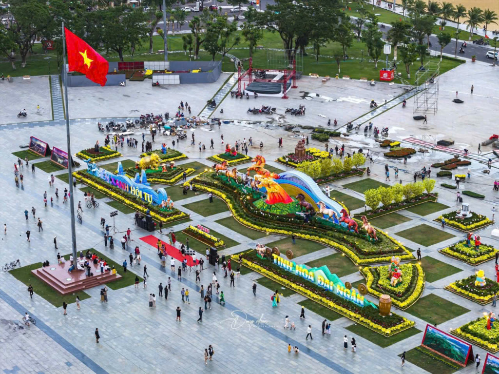 Công tác chuẩn bị, tổ chức và đón Tết cổ truyền dân tộc trên địa bàn tỉnh Gia Lai diễn ra sôi động, phấn khởi, vui vẻ, an toàn và tiết kiệm. (Ảnh: Dũng Nhân)
