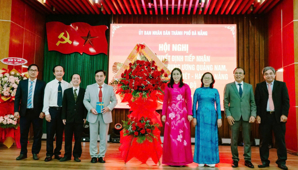 Lãnh đạo TP Đà Nẵng chúc mừng Bệnh viện Việt - Hàn Đà Nẵng nhân kỷ niệm 71 năm Ngày Thầy thuốc Việt Nam