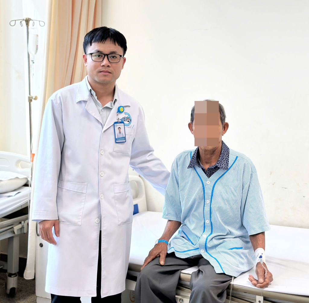 Hiện tại, bệnh nhân đã ổn định và xuất viện, tiếp tục được hướng dẫn theo dõi theo phác đồ điều trị tại nhà