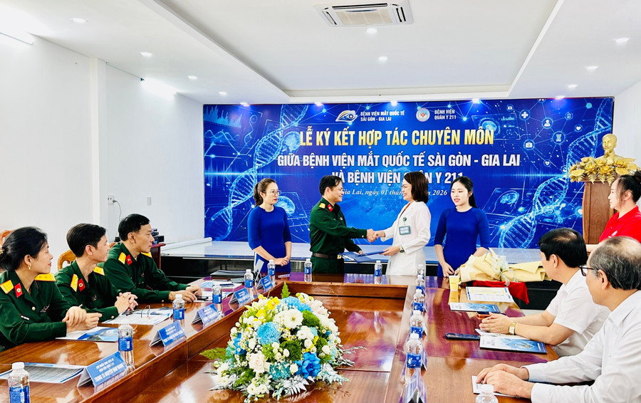 Đại diện lãnh đạo 2 đơn vị ký kết hợp tác chuyên môn (Ảnh: Như Nguyện)