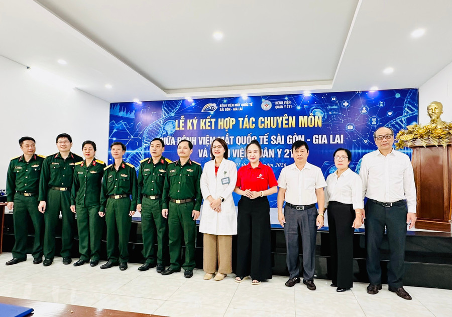 Đại diện 2 đơn vị chụp ảnh lưu niệm tại lễ ký kết (Ảnh: Như Nguyện)