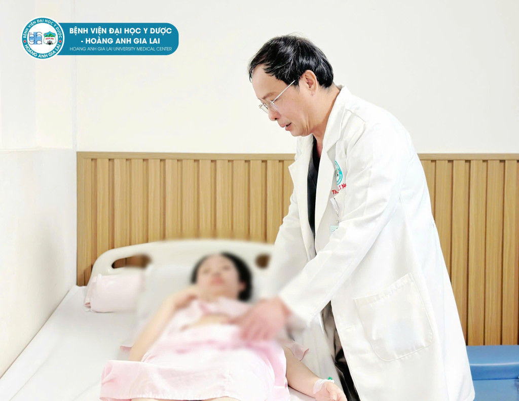 Hiện tại cả mẹ và hai bé đều ổn định, tiếp tục được theo dõi và chăm sóc tích cực tại bệnh viện