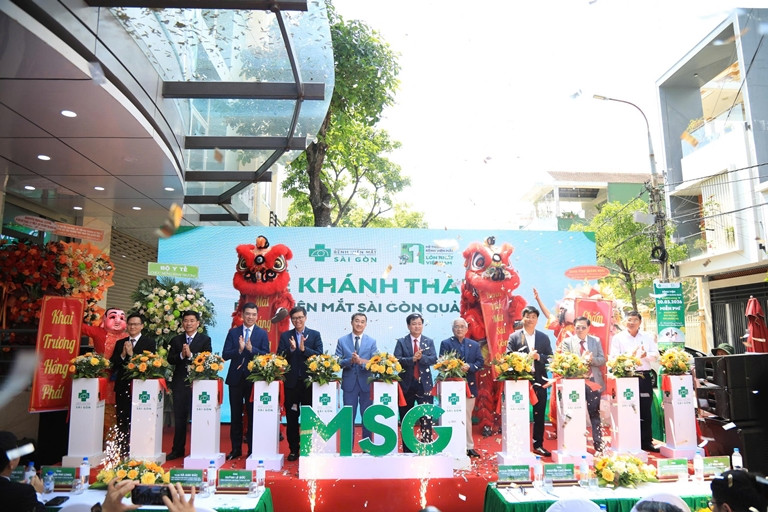 Các đại biểu thực hiện nghi thức cắt băng khánh thành Bệnh viện Mắt Sài Gòn Quảng Ngãi (Ảnh: HP)