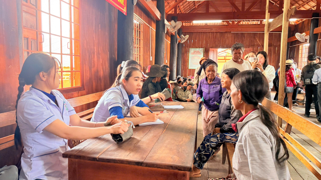 Chương trình thiện nguyện đã tiến hành thăm khám, tư vấn sức khỏe, cấp phát thuốc miễn phí và trao tặng quà cho 126 hộ dân tại làng Nak