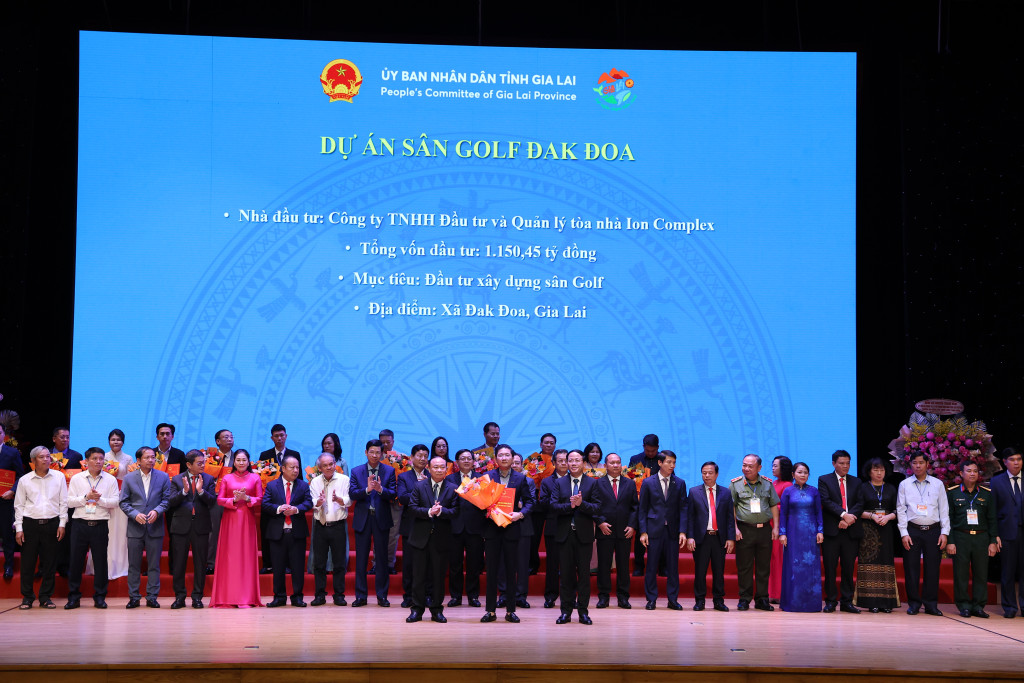 Ông Lê Doãn Linh - Phó Tổng giám đốc Tập đoàn FLC - đại diện chủ đầu tư nhận quyết định chấp thuận chủ trương đầu tư dự án sân golf Đak Đoa, tổng vốn đầu tư hơn 1.150 tỷ đồng