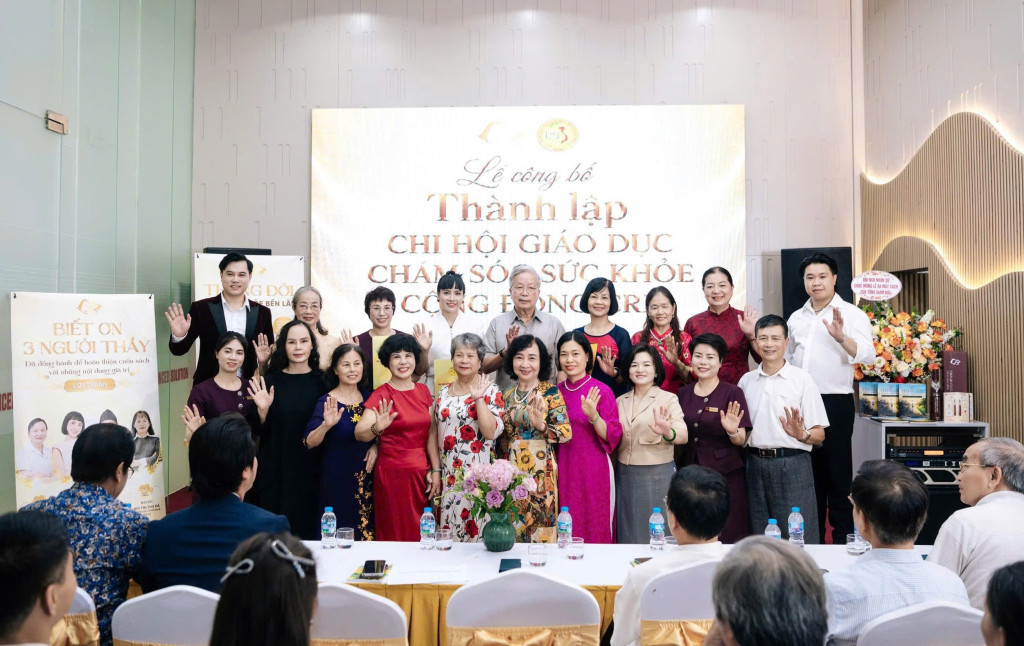 Các đại biểu tham dự sự kiện chụp ảnh lưu niệm (Ảnh: PV)