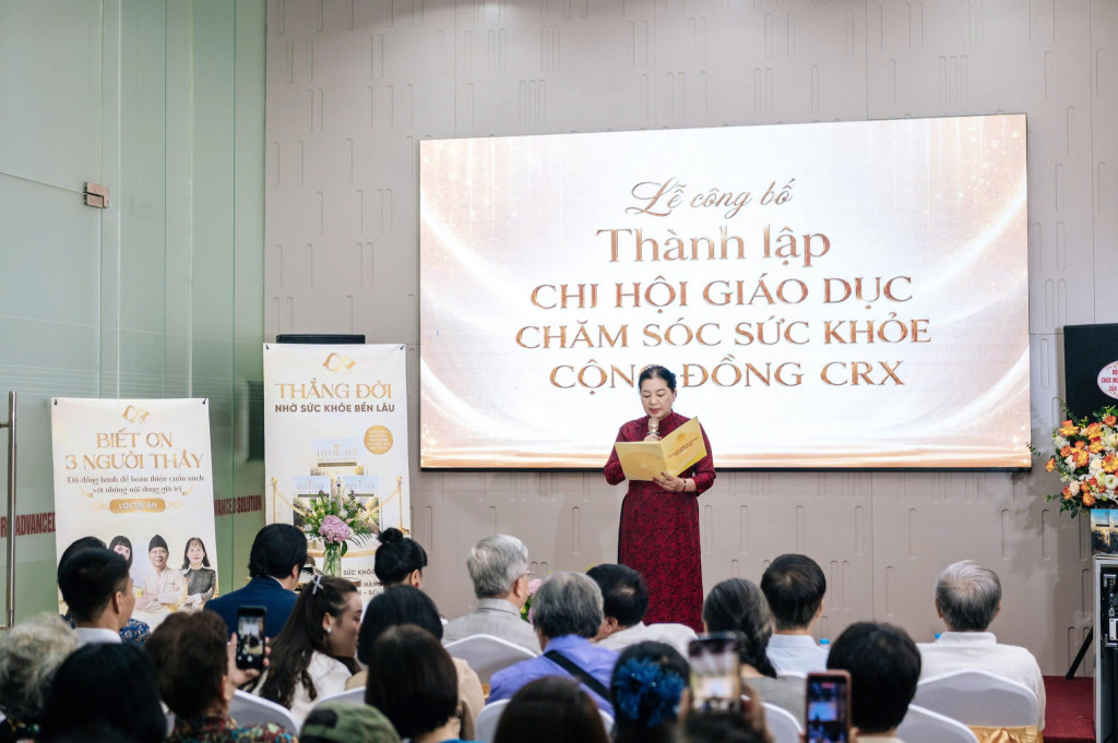 Bà Nguyễn Thị Hay – Ủy viên Thường vụ, Phó Chánh Văn phòng Trung ương Hội đã thay mặt Ban Thường vụ Trung ương Hội công bố các quyết định (Ảnh: PV)