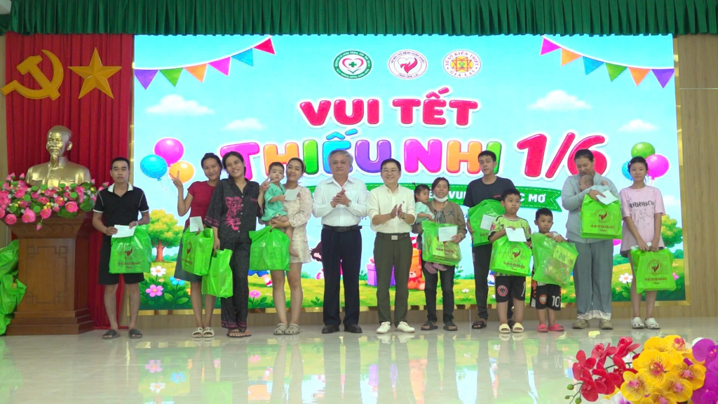 Các đơn tổ chức Chương trình “Vui Tết Thiếu nhi 1/6” dành cho các bệnh nhi đang điều trị tại Bệnh viện Đa khoa Trung tâm tỉnh Gia Lai