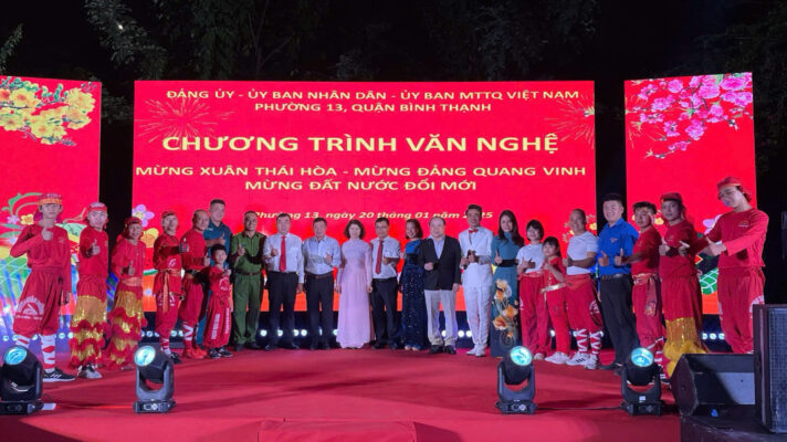 Lãnh đạo Chủ nhiệm uỷ ban kiểm tra Quận Uỷ Bình Thạnh,lãnh đạo Phường 13 và Văn nghệ sĩ tham gia chương trình 