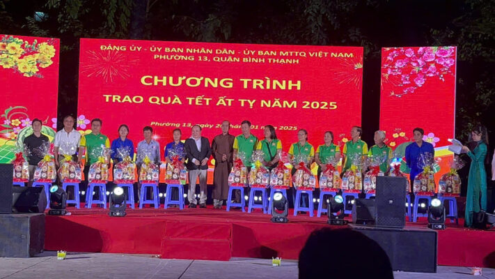 Ông Phạm Đình Vương,Giám đốc Trung Tâm UNESCO Văn Hoá Thông Tin Truyền Thông, Trưởng Vp đại diện Trung ương Hội Giáo dục chăm sóc sức khoẻ cộng đồng Việt Nam trao quà cho bà con khó khăn đón tết Ất Tỵ 2025 