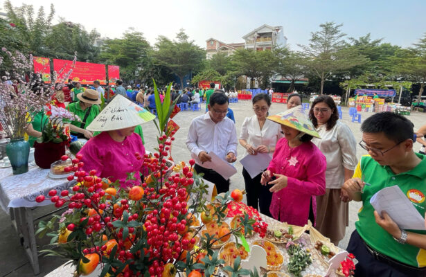 an giám khảo đang chấm thi ẩm thực do các đơn vi trực thuộc Phường 13 tham gia 