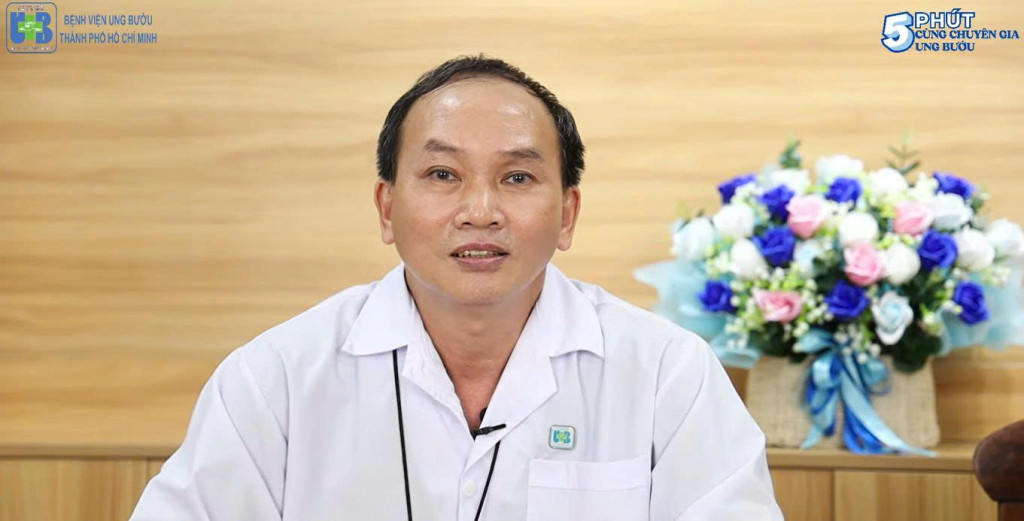 BS.CKII Đặng Huy Quốc Thắng - Trưởng khoa Ngoại ngực bụng, Bệnh viện Ung Bướu TP. Hồ Chí Minh bàn về chủ đề phẫu thuật trong điều trị ung đại trực tràng (Ảnh: Chụp màn hình)