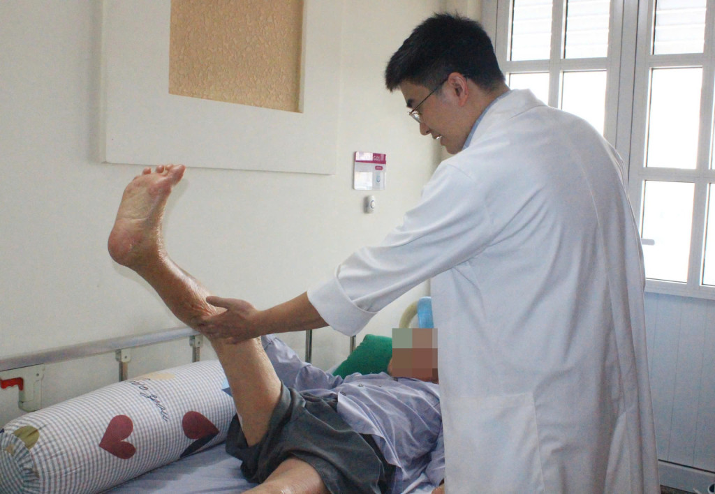 Bác sĩ kiểm tra tình trạng sức khỏe của bệnh nhân sau ca phẫu thuật kéo dài khoảng 45 phút  (Ảnh: Trung tâm Kiểm soát bệnh tật tỉnh Đồng Nai)