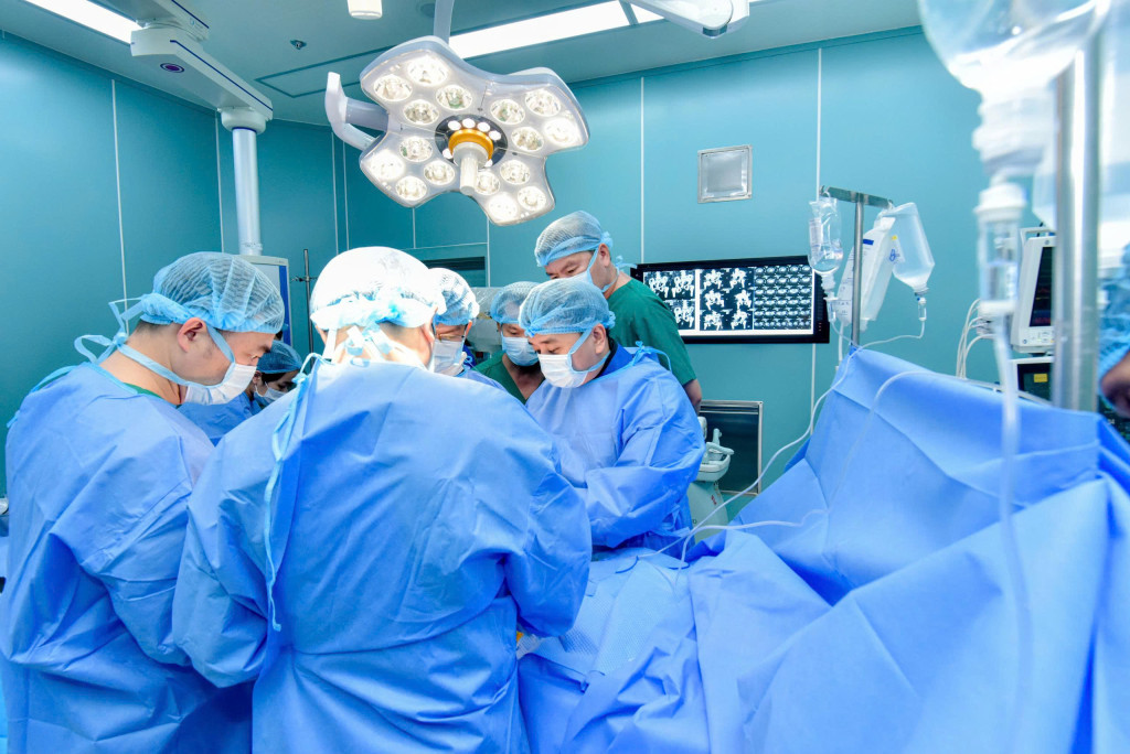 Sau nhiều giờ phẫu thuật, ê-kíp đã ngăn chặn được tình trạng sốc đa chấn thương, cầm máu thành công và giành lại sự sống cho bệnh nhân vượt qua lằn ranh sinh tử (Ảnh: Bệnh viện Quân y 175)