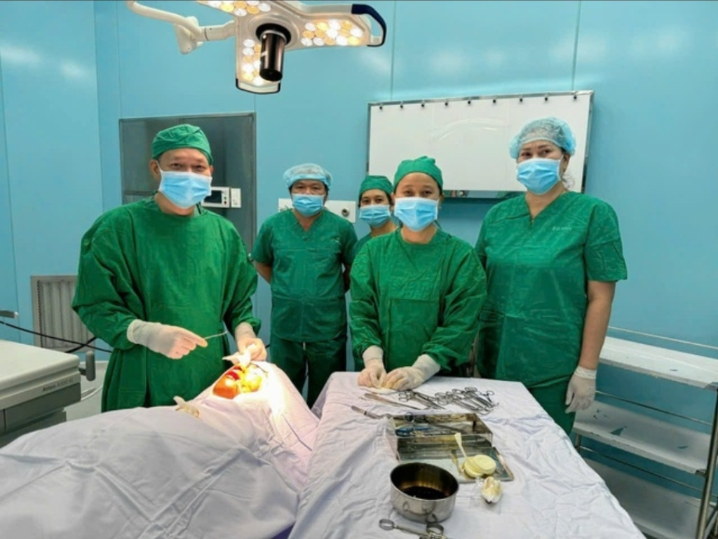 Ê-kíp phẫu thuật cho người đàn ông 39 tuổi bị tai nạn chấn thương hàm mặt (Ảnh: Sở Y tế TP. Hồ Chí Minh)