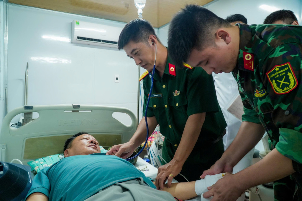 Các chiến sĩ và bác sĩ đang kiểm tra tình trạng sức khỏe của bệnh nhân (Ảnh: Bệnh viện Quân y 175)
