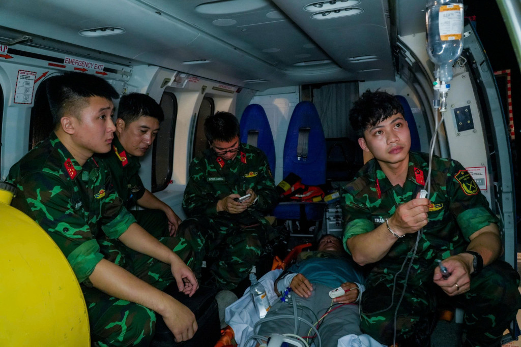 Các chiến sĩ đang tích cực chăm sóc cho bệnh nhân trên trực thăng EC-225 mang số hiệu VN-8618 của Binh đoàn 18 (Ảnh: Bệnh viện Quân y 175)