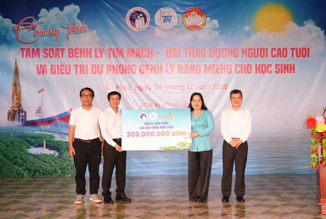 Đoàn công tác đã tặng nhân dân xã Thới Bình 1 cây cầu dân sinh