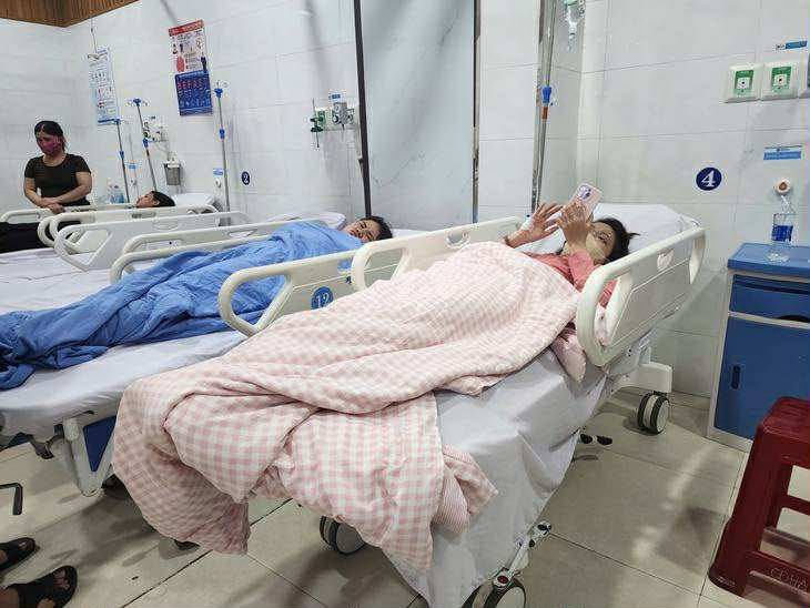 Hàng chục bệnh nhân bị ngộ độc thực phẩm sau khi ăn bánh mì H.V. (Ảnh: Trần Mai)