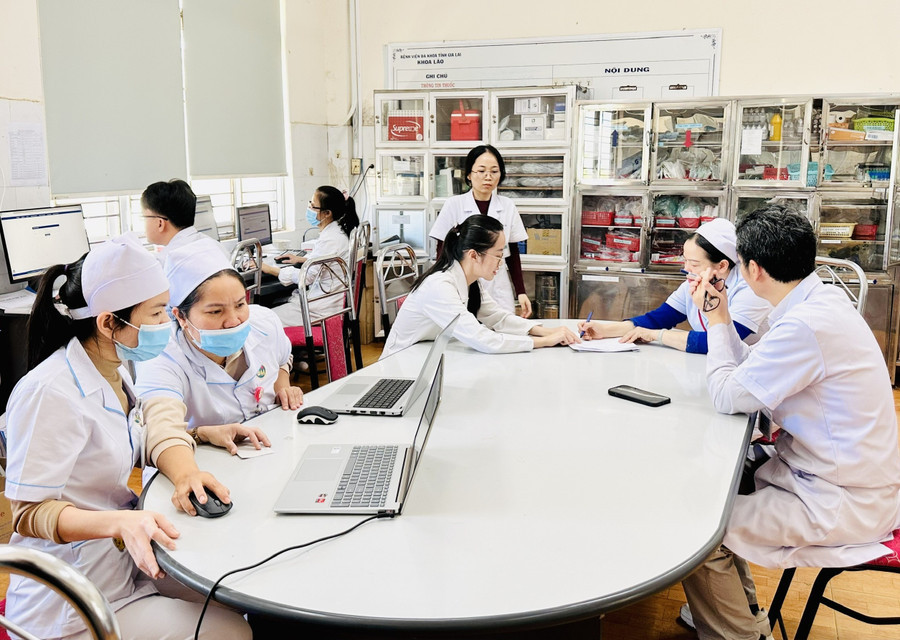 Các y, bác sĩ nỗ lực đáp ứng ngày càng tốt hơn nhu cầu chăm sóc, bảo vệ và nâng cao sức khỏe nhân dân (Ảnh: Như Nguyện)