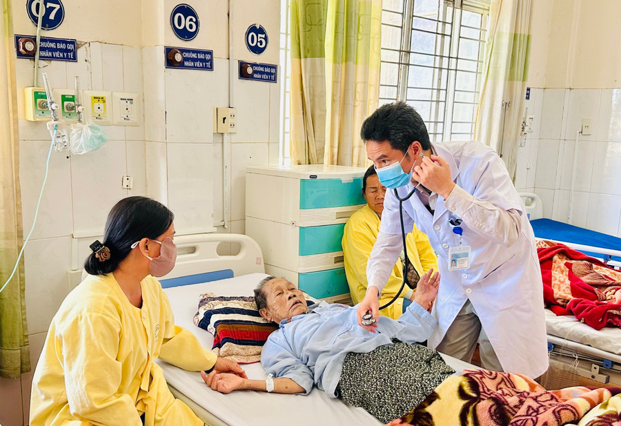 Tiến sĩ, bác sĩ Nguyễn Thành Công - Phó Giám đốc Bệnh viện Đa khoa Gia Lai thăm hỏi bệnh nhân sau điều trị đột quỵ cuối tháng 1-2026 (Ảnh: Như Nguyện)