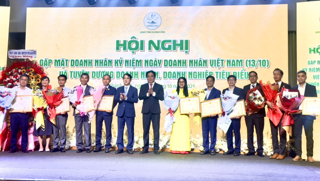 Doanh nghiệp, doanh nhân nhận bằng khen tại lễ kỷ niệm (Ảnh: Thanh Huy)