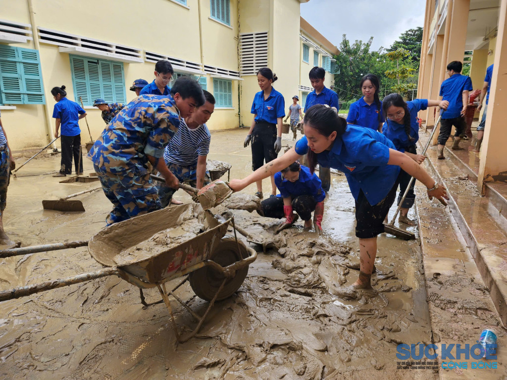 Công tác dọn dẹp tại các trường học tiếp tục diễn ra (Ảnh: Thanh Huy)