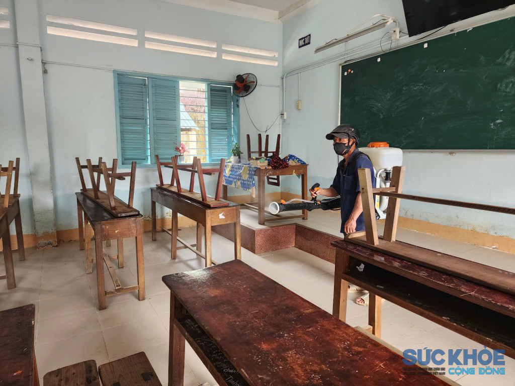 Hình ảnh các lực lượng đang phun thuốc khử trùng tại các cơ sở giáo dục (Ảnh: Thanh Huy)