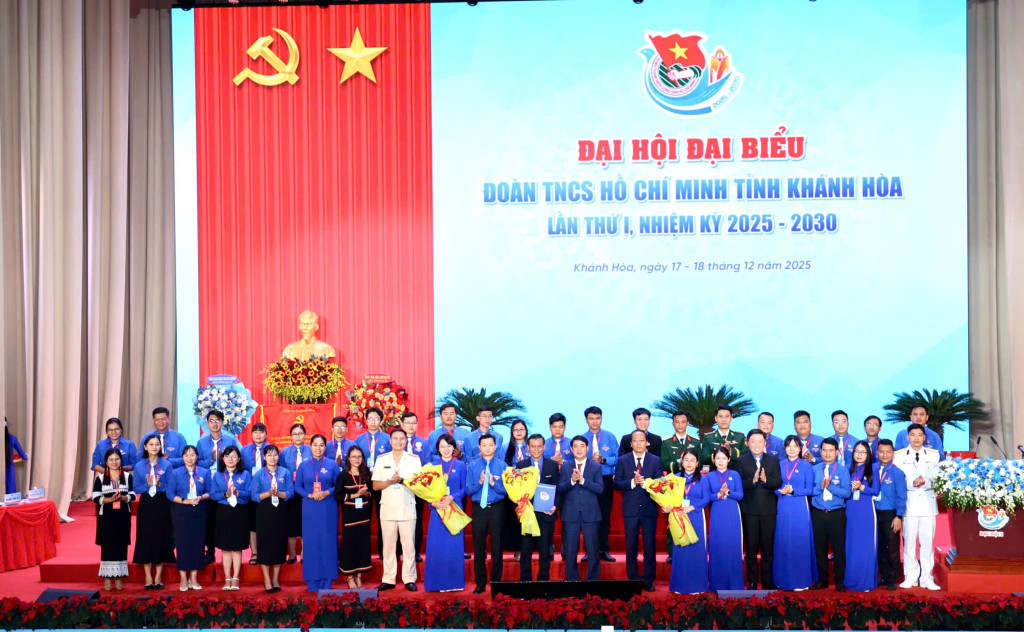 Ban Chấp hành Đoàn Thanh niên Cộng sản Hồ Chí Minh tỉnh Khánh Hòa khóa I, nhiệm kỳ 2025-2030 ra mắt đại hội (Ảnh: Thanh Huy)