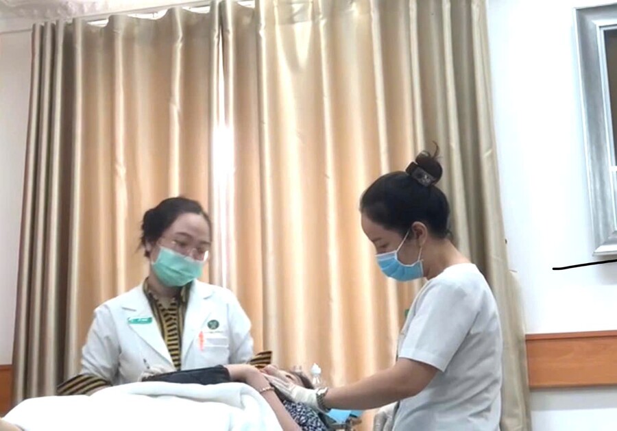 Dr. Erin tiêm filler không đeo biển tên tiếng Việt