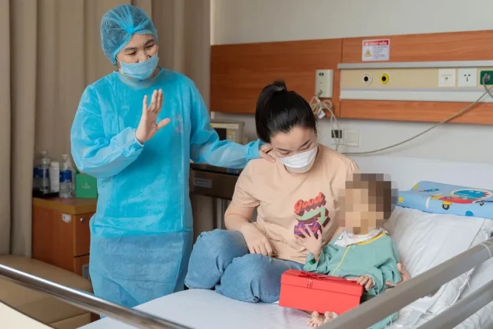 Bà hiến gan cứu sống cháu gái 2 tuổi suy gan giai đoạn cuối