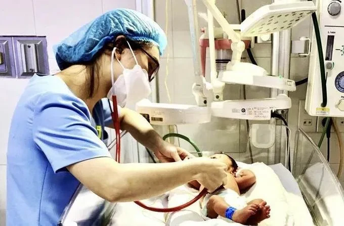 Bệnh viện Sản Nhi Nghệ An cứu sống trẻ sơ sinh 6 ngày tuổi bằng phương pháp thay máu toàn phần