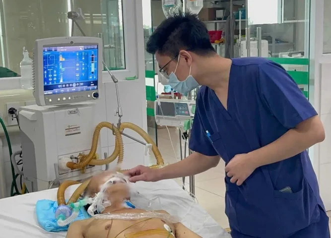 Người đàn ông bị biến chứng hội chứng Fournier do tự đắp lá tại nhà