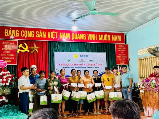 Tạp chí Sức Khoẻ Cộng Đồng trao quà hỗ trợ các gia đình sau cơn bão số 3 tại xã Quý Quân, huyện Yên Sơn, tỉnh Tuyên Quang