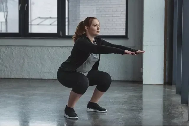 Squat: Lợi ích, cách thực hiện và các lựa chọn tập luyện