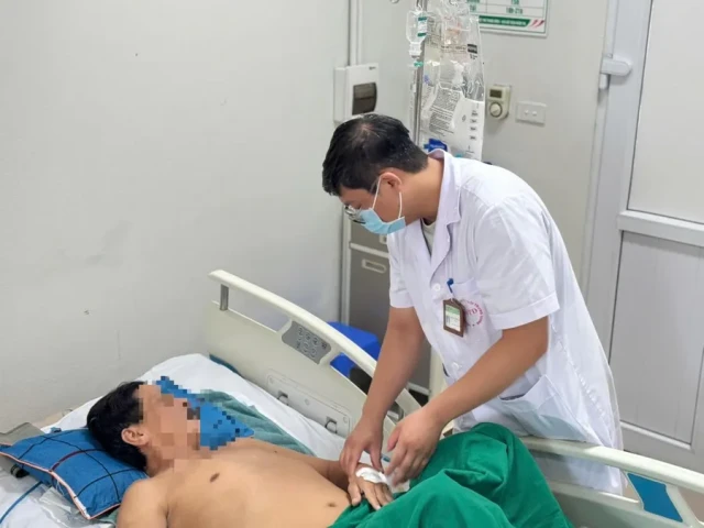 Sau bão lũ một người đàn ông mắc bệnh xoắn khuẩn vàng da Leptospira