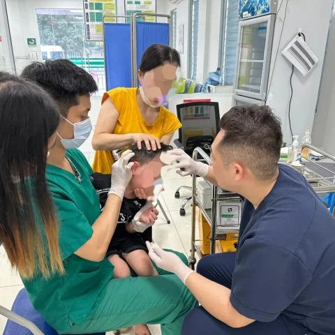Bé 8 tuổi nghi mắc dại sau 1 tháng bị chó cắn