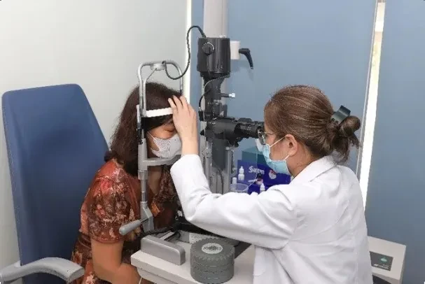 Một người phụ nữ 50 tuổi thẩm mỹ xoá bọng mắt, bị bong võng mạc suýt mù